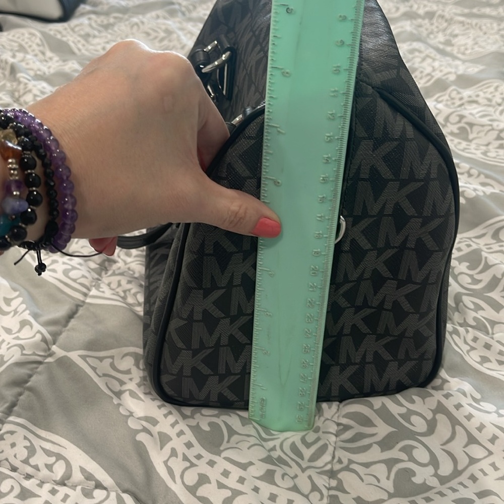 Pre-loved, in great condition MK purse - Picture 9 of 12